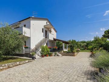 Ferienwohnung für 4 Personen, mit Terrasse und Garten in Novigrad