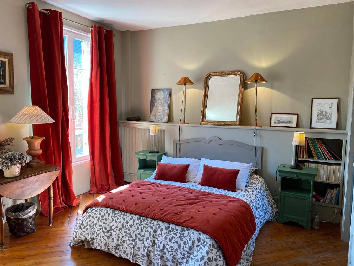 Junior Suite with Pool View in Creully, Région de Caen