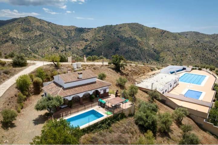 Casa de vacaciones para 12 personas, con terraza además de piscina y vistas en Axarquía