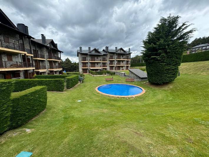Apartamento para 4 personas, con vistas además de jardín y piscina en La Molina