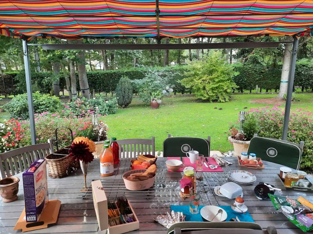 Gästehaus 'Les Bosquets Chambre d'Hôtes' mit gemeinsamer Terrasse, Garten und Wlan in Caugé, Évreux und Umgebung