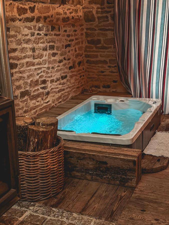 Location de vacances pour 4 personnes, avec Jacuzzi ainsi que Terrasse et Jardin à Saint-Émiland