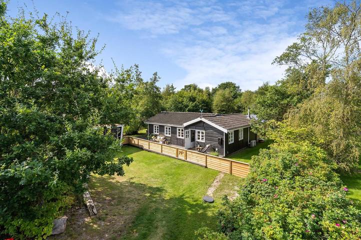 Ferieudlejning for 6 personer, med terrasse og sauna samt have i Egense