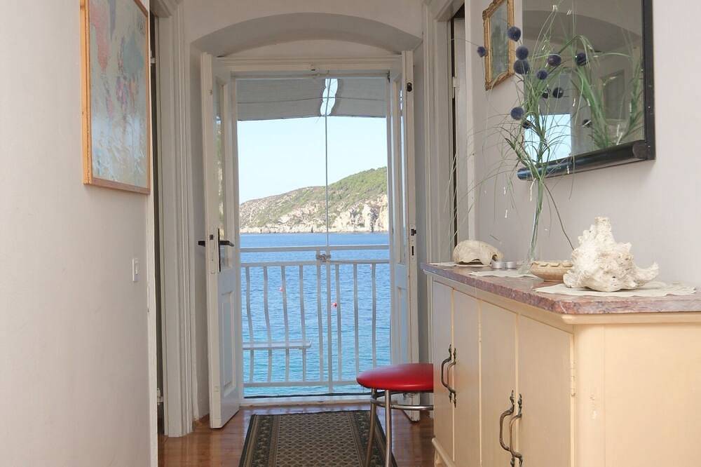 Hel leilighet, Leilighet studio med terrasse og utsikt over havet Komiza, Vis in Komiza, Split-Dalmatia