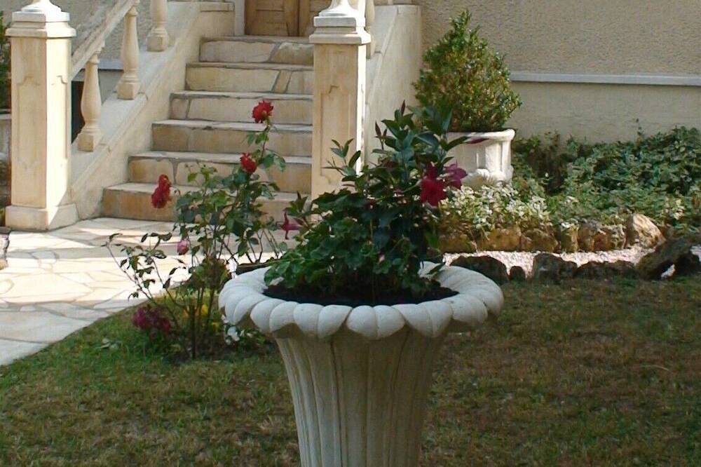 Appartement entier, 'Rive Droite' A deux pas de Paris avec jardin 'Comme à la Maison' in Champigny-sur-Marne, Val-de-Marne