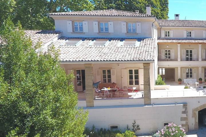 Gîte pour 10 personnes, avec piscine, adapté aux familles à Divajeu