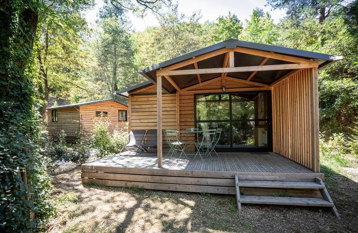 Camping pour 5 personnes, avec terrasse et piscine, animaux acceptés