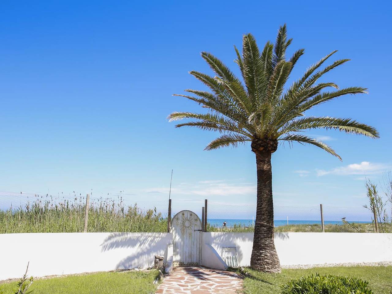 Charming beachfront villa with parking and air conditioning in El Palmar, Costa Blanca
