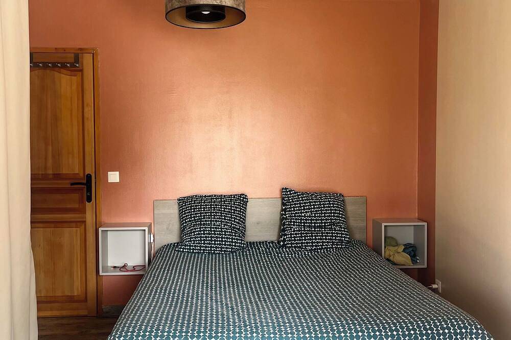 Villa provençale 8 pers. with swimming pool, air conditioning, calm and greenery with view. in Velaux, Aix-en-Provence region
