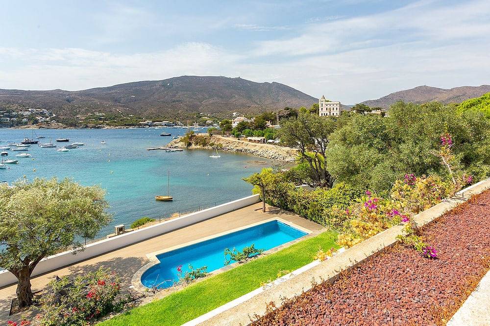 Exclusive seafront villa in Platja de ses Oliveres (Cadaques), Cadaques