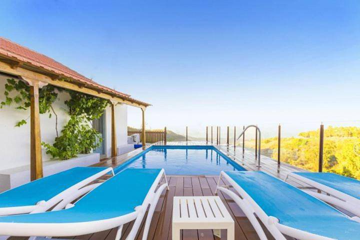 Chalet für 8 Personen, mit Pool und Terrasse sowie Ausblick, kinderfreundlich - 1