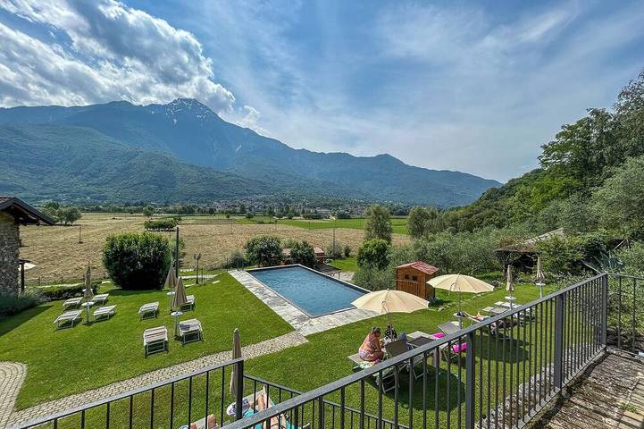 Ferienhaus für 4 Personen, mit Garten und Pool sowie Balkon in Colico