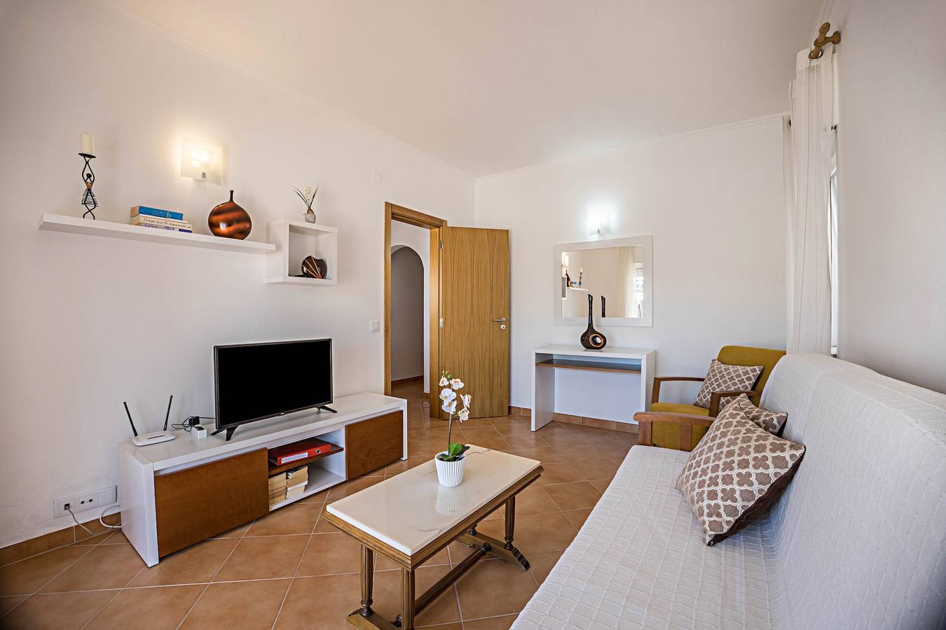 Holiday Home Casa Bege T2 with Shared Pool, Shared Garden, Terrace & Wi-Fi in Praia do Burgau, Parque Natural do Sudoeste Alentejano e Costa Vicentina