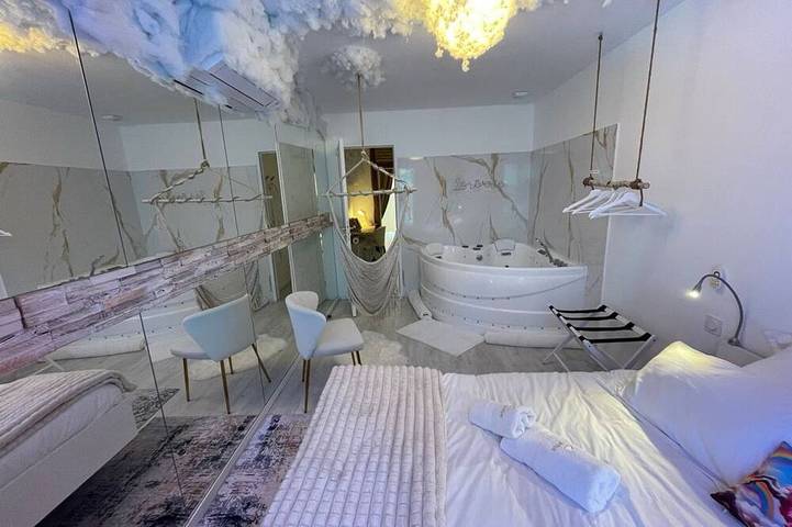 Entire apartment, Apartment with spa and sauna, Vierzon historical center in Vierzon, Vierzon Region