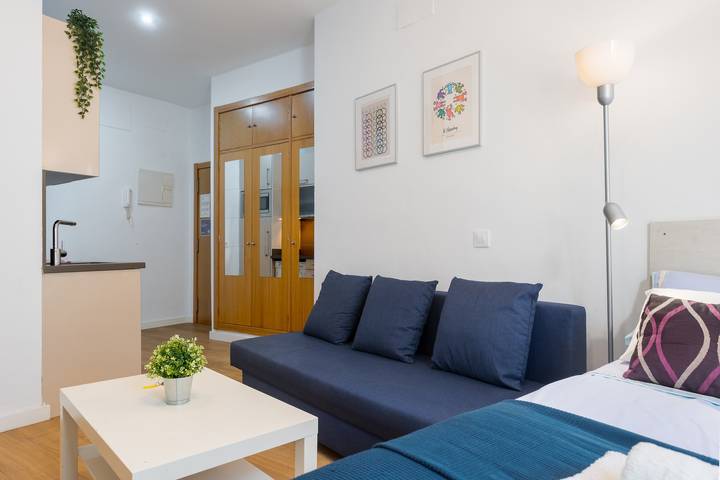 Entire apartment, Modern Studio by the River with Wi-Fi and Air Conditioning in Casco Antiguo, Sevilla