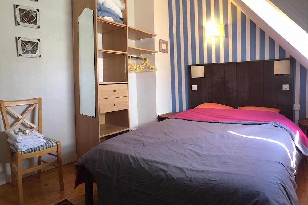 Independent Bellilois style house 2 to 8 people, near the sea. in Locmaria, Côte des Mégalithes