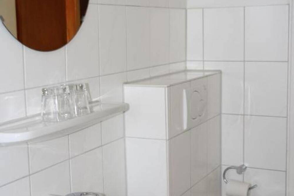 Perfect for craftsmen: affordable double room near the highway in Mönchengladbach, Lower Rhine