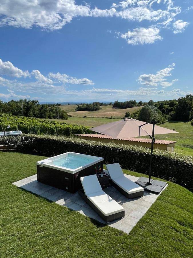 Appartement de vacances pour 5 personnes, avec Terrasse et Jacuzzi ainsi que Jardin et Vue à Quargnento