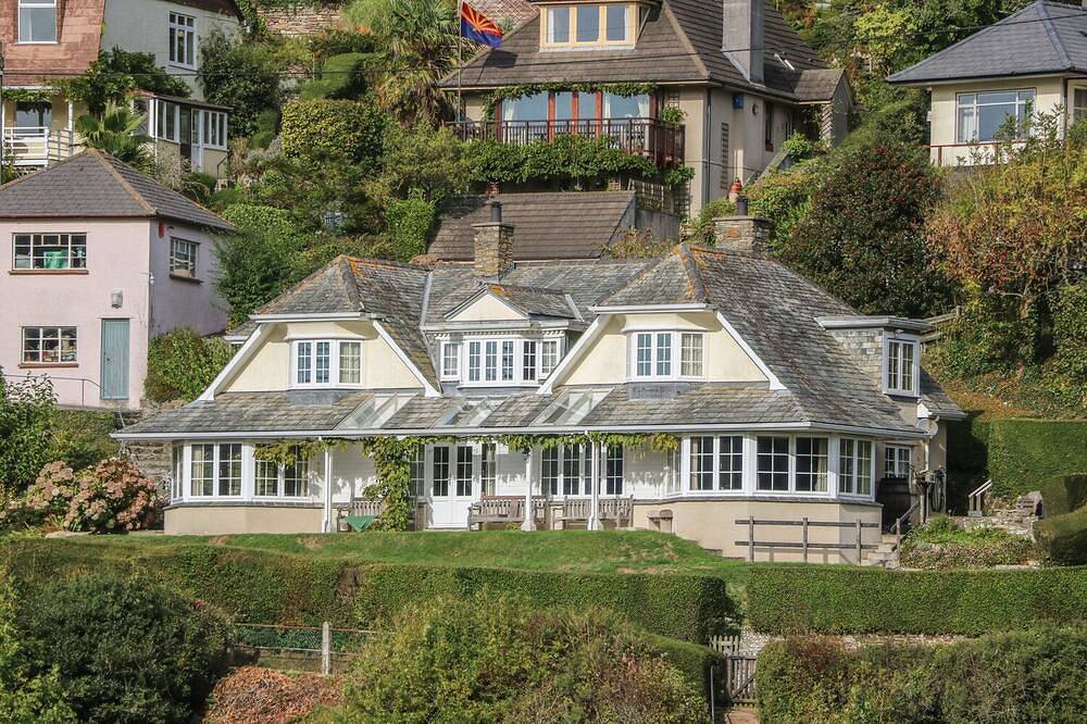 Timbers, family friendly, with open fire in Newton Ferrers in Newton and Noss, South Devon