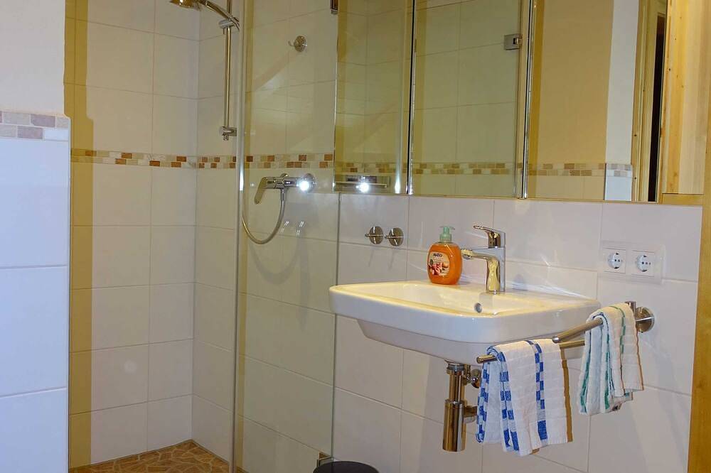 Appartement entier, Vacation apartment attic - Guesthouse Schober - Jodlhof, Kreuth-Scharling in Kreuth, Alpes bavaroises