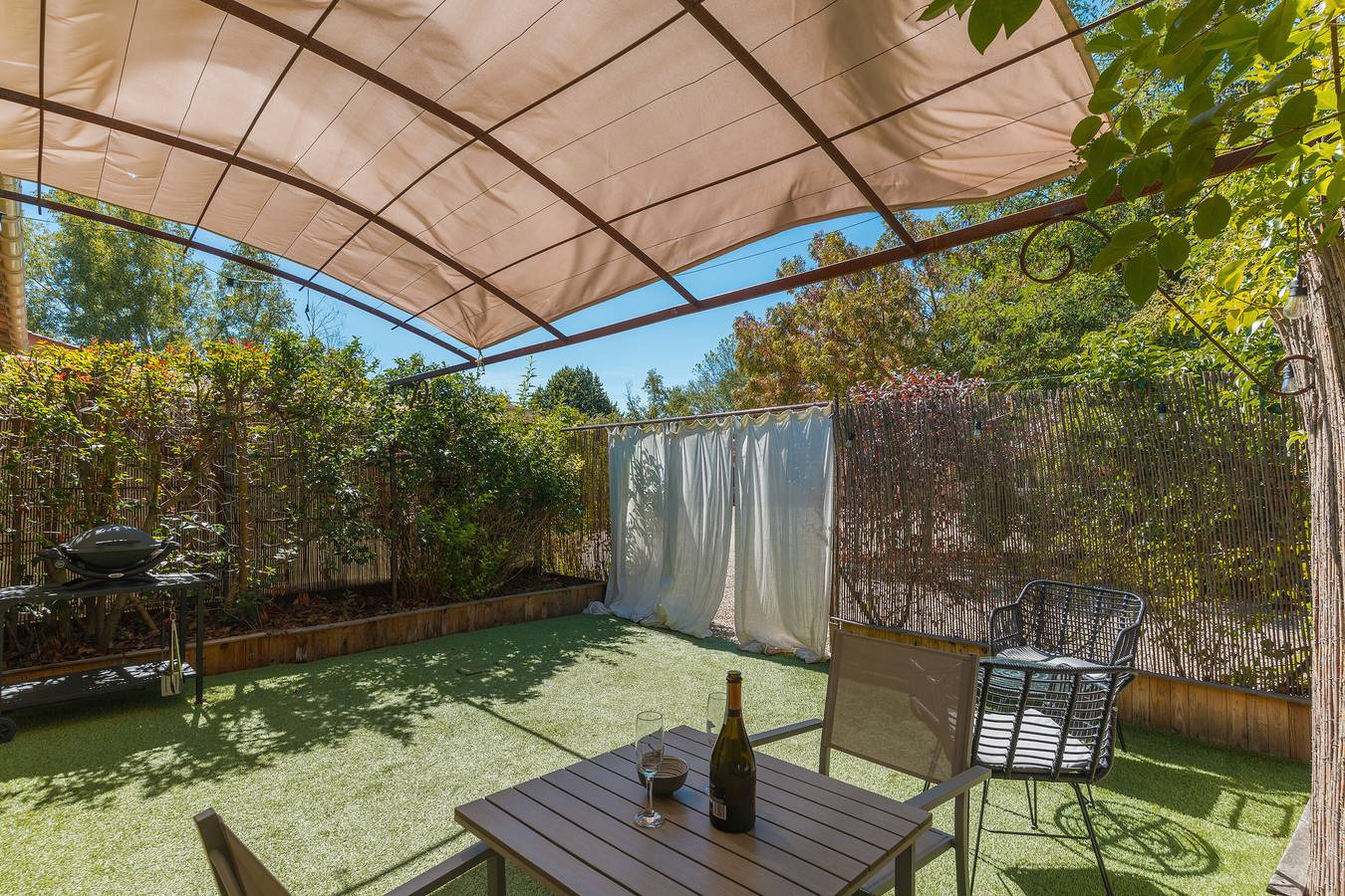 Gîte 'Domaine Plan Des Devens Tendresse' avec piscine partagée, Wi-Fi et climatisation in Roussillon, Parc naturel régional du Luberon