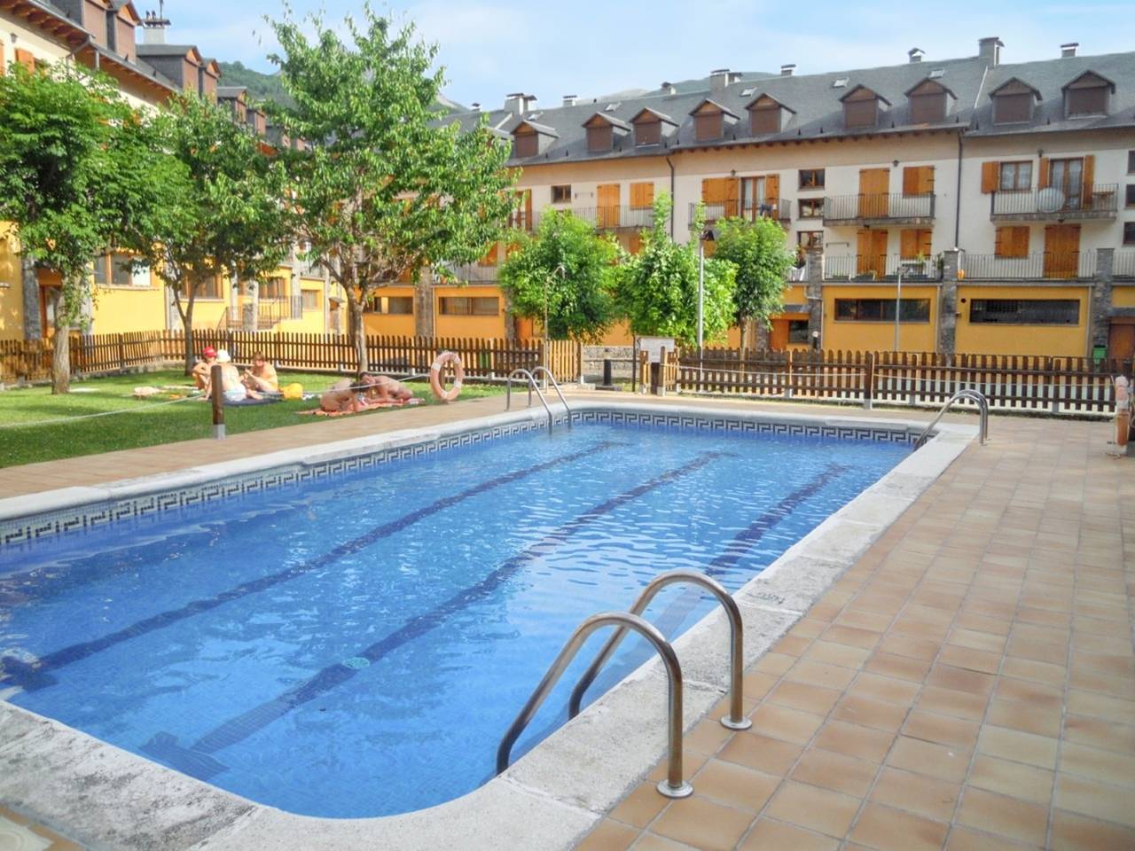 Entire apartment, Cozy apartment in Benasque 45 m² with shared pool in Cerler, Benasque