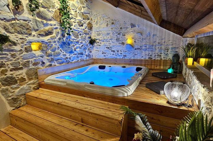 Chalet pour 4 personnes, avec balcon ainsi que jacuzzi et jardin, animaux acceptés