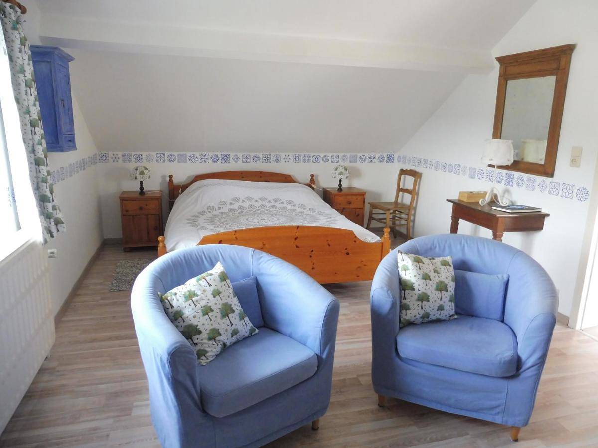 Large Double Room in Lustin, Profondeville