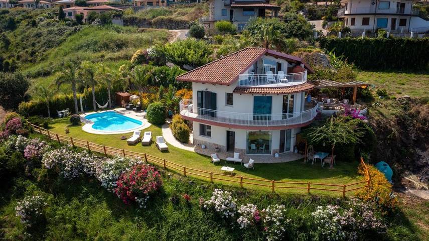 Villa per 4 persone, con panorama e vista lago nonché piscina e giardino, con animali domestici in Calabria