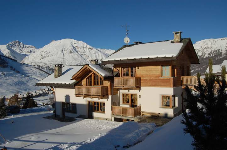 Entire apartment, Holiday Apartment Chalet Monteneve Neve with Mountain View, Shared Garden & Wi-Fi in Teola, Livigno