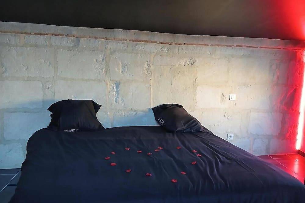 Entire apartment, La chambre des plaisirs secrets Manduel in Manduel, Nimes region