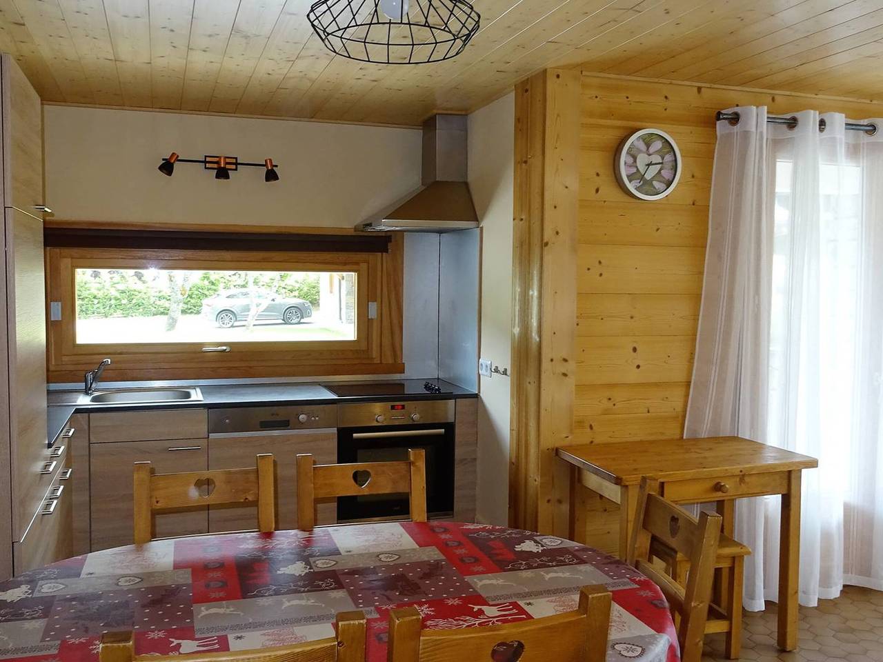 Entire apartment, Modern 2-Bed Ski Apartment, Central Location, Wifi, Garage, Sleeps 6 in Les Gets, Les Portes du Soleil