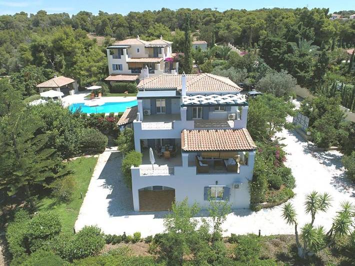 Location de vacances pour 13 personnes, avec vue ainsi que jardin et piscine, adapté aux familles à Porto Heli - 4