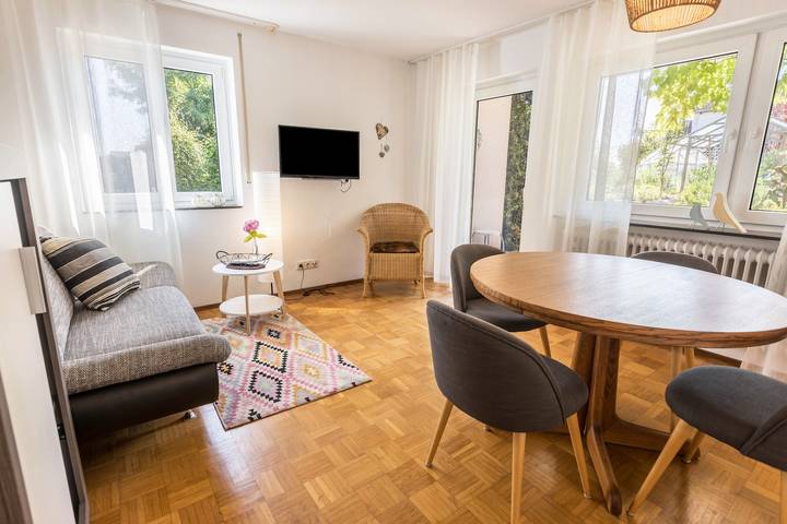 Ganze Wohnung, Gemütliche Ferienwohnung "Rosengarten" nahe am Bodensee mit Wlan, Terrasse & Garten in Gaienhofen, Untersee