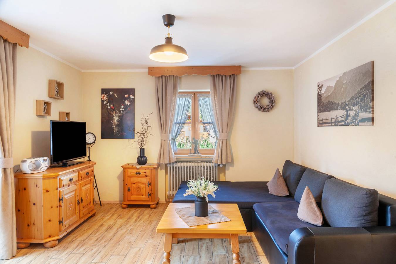 Ganze Wohnung, Ferienwohnung 'Arnspitze' mit Bergblick, Balkon und Wi-Fi in Mittenwald, Bayerische Alpen