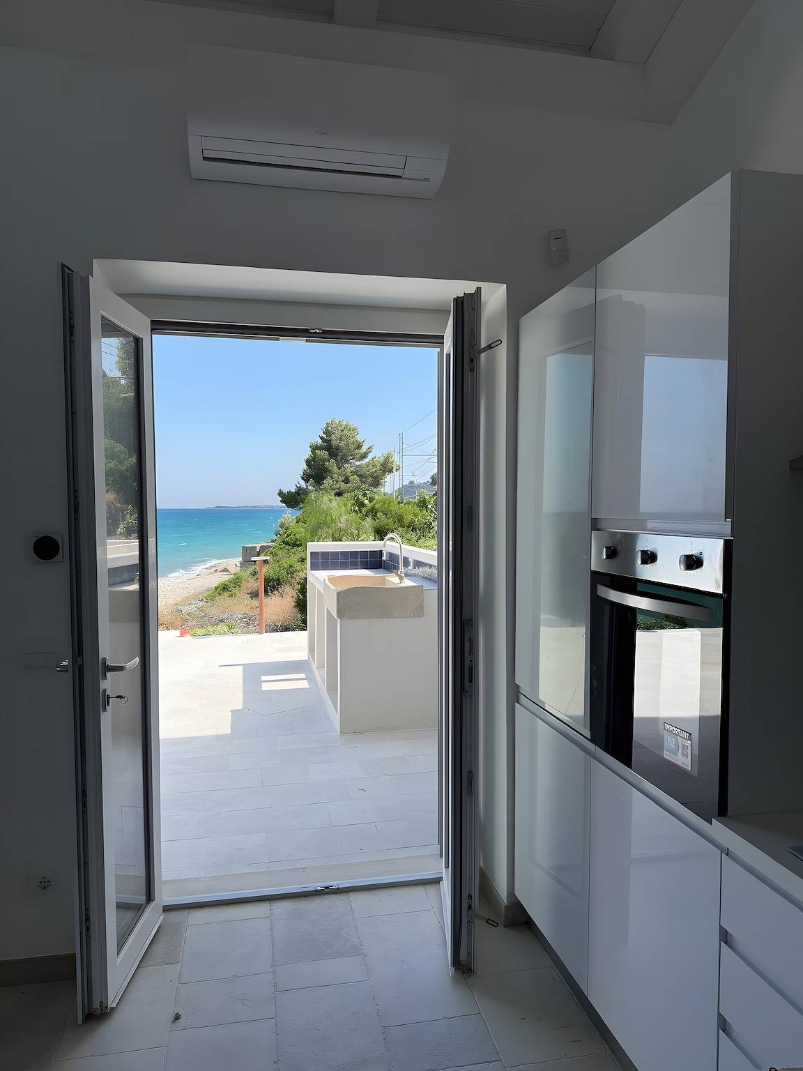 Apartamento entero, Apartamento 'Cala Galatea 2' con vistas al mar, terraza privada y Wi-Fi in Roseto Capo Spulico, Golfo de Tarento