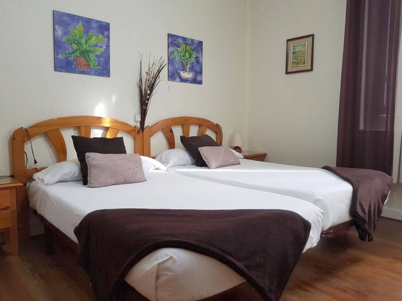 Double or Twin Room with Shared Bathroom in Pampelune, Province de Navarra