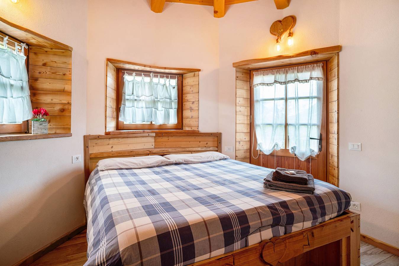 Habitación 'Camera Rotonda' con vistas a la montaña, balcón y Wi-Fi in Arsiè, Provincia de Belluno
