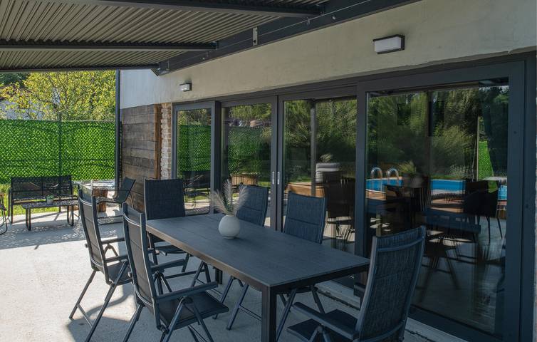Geräumige 2-Zimmer-Wohnung mit Pool, Terrasse und 2 km Entfernung zum Strand in Sisak-Moslavina