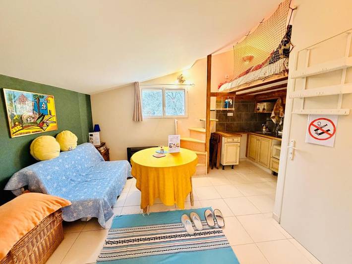 Gîte pour 4 personnes, avec vue ainsi que jardin et piscine, animaux acceptés à Taulignan