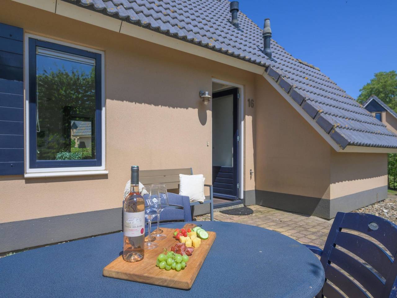 Bungalow in Sondel near Slotermeer Lake in Ijsselmeer