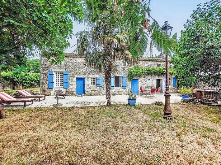 Location de vacances pour 6 personnes, avec terrasse à Sainte-Gemme