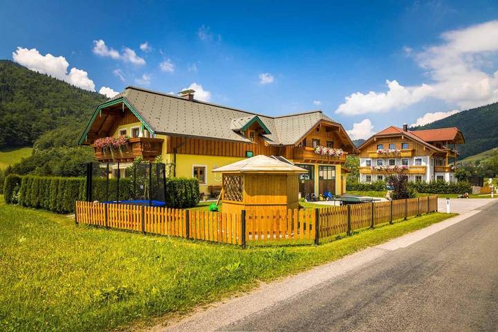 Ferienwohnung für 6 Personen, mit Balkon und Garten sowie Ausblick in Faistenau