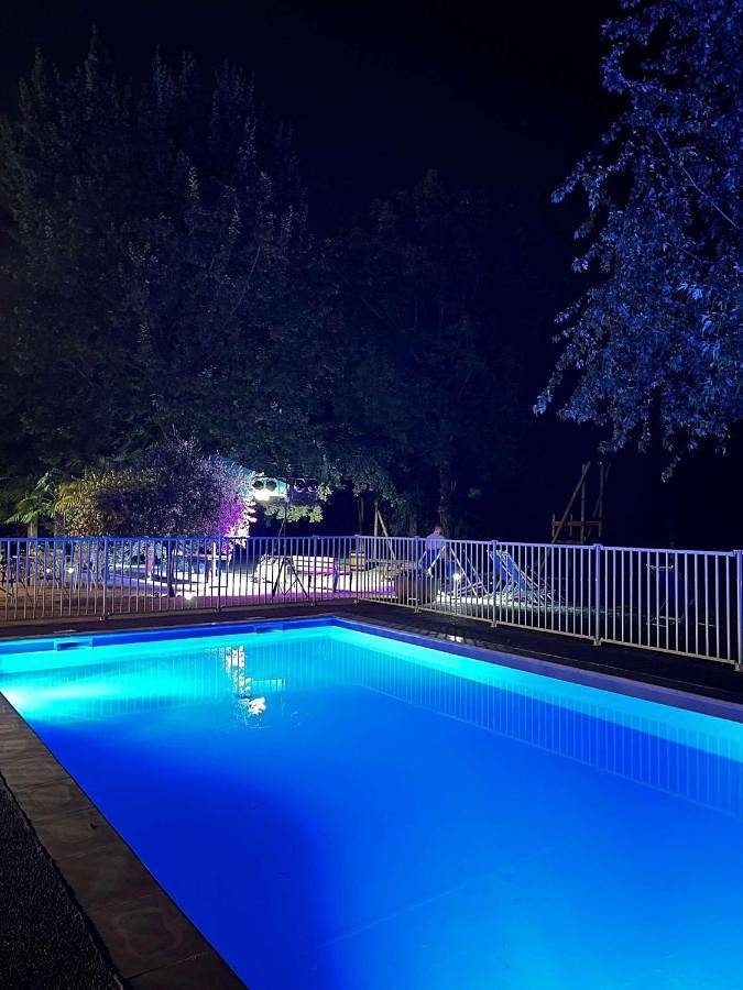 Hotel para 4 personas, con vistas y jardín además de piscina y sauna, Se admiten mascotas - 1
