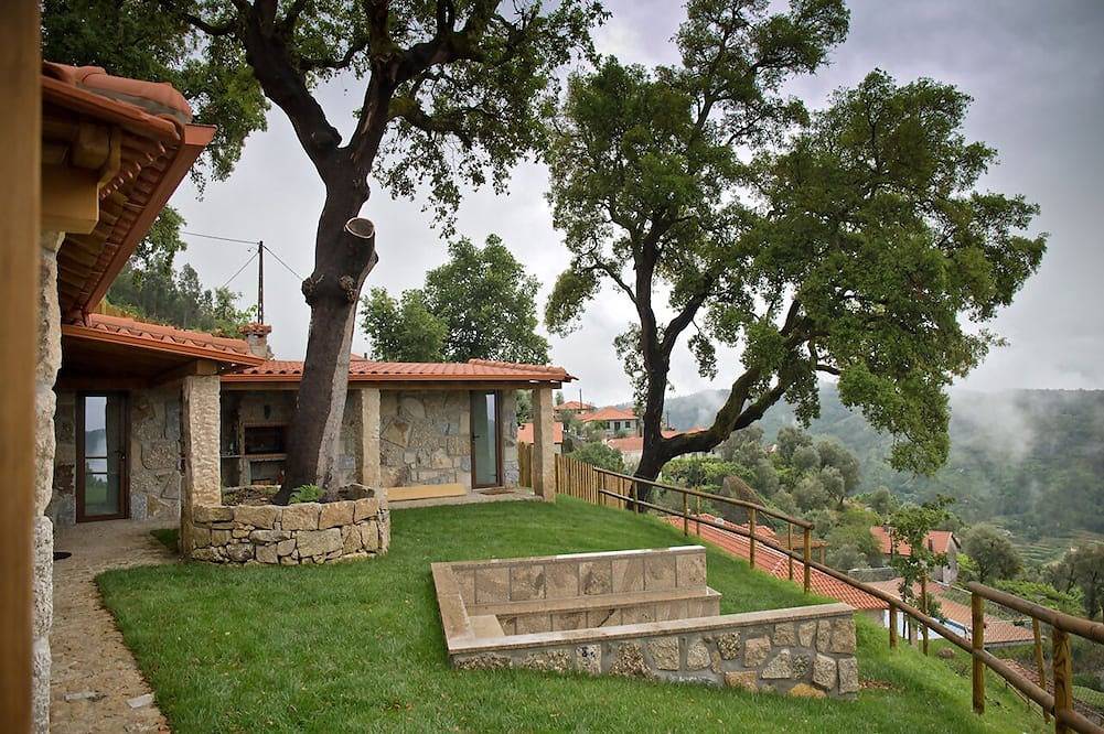Casa do Sobreiro / Casas de Basto in Caçarilhe e Infesta, Distrito de Braga