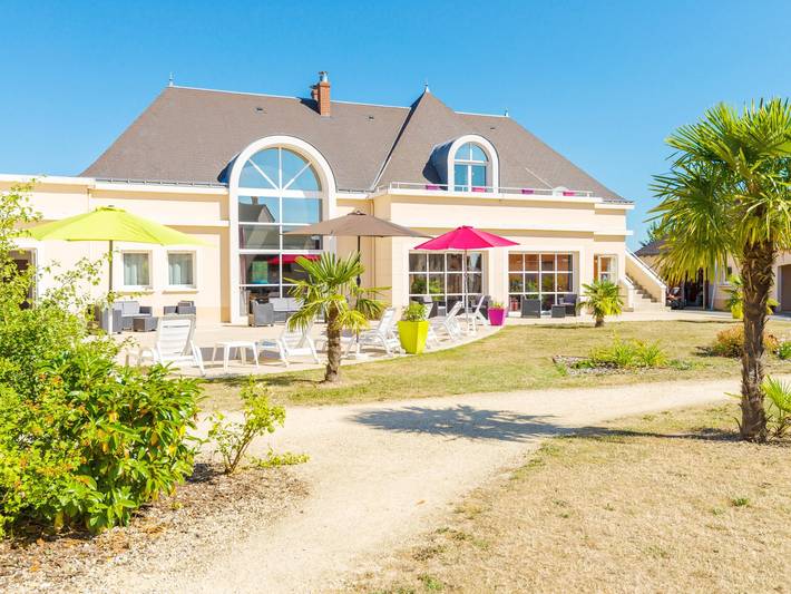 Gîte pour 8 personnes, avec Terrasse et Jardin ainsi que Piscine et Sauna