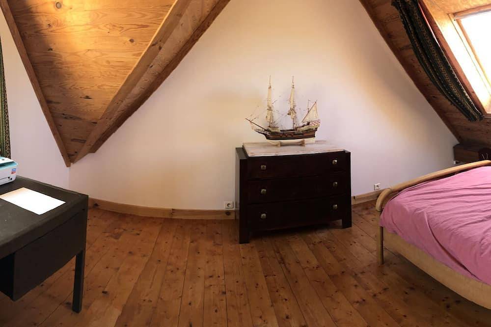 Location vacance Entre camaret et crozon, villa dans grande ferme renovee, in Crozon, Iroise