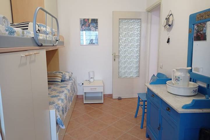Casa in paese in strada tranquilla a pochi minuti dalla spiaggia sottotorre in Spiaggia Sotto Torre, Calasetta