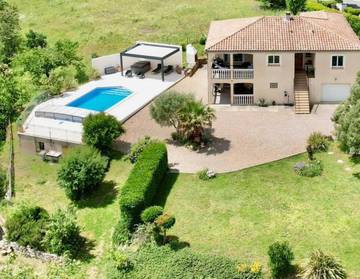 Gîte pour 7 personnes, avec vue ainsi que jardin et piscine, animaux acceptés à Olargues