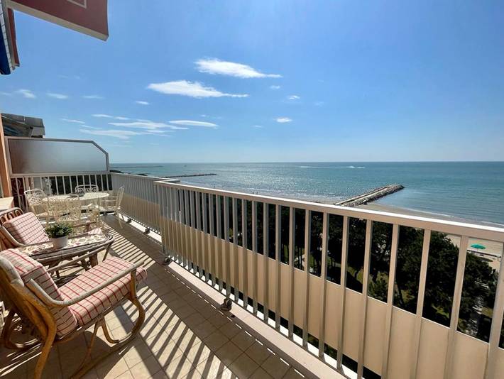 Ferielejlighed for 5 personer, med udsigt og havblik samt balkon, husdyr tilladt i Caorle